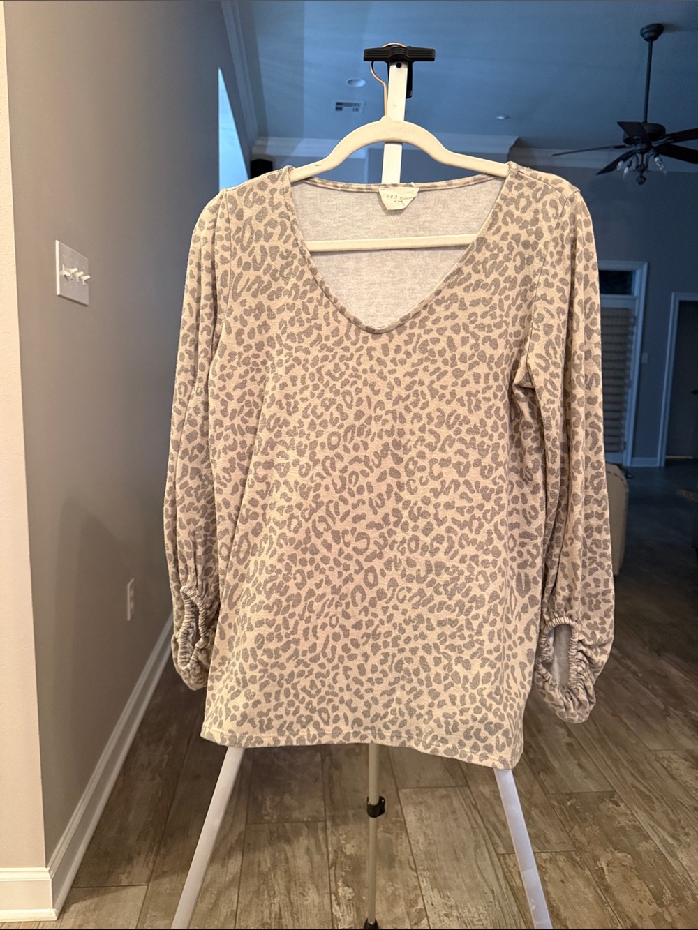 1.4.3. Story by Line Up Beige Leopard V-Neck Long Sleeve Top
